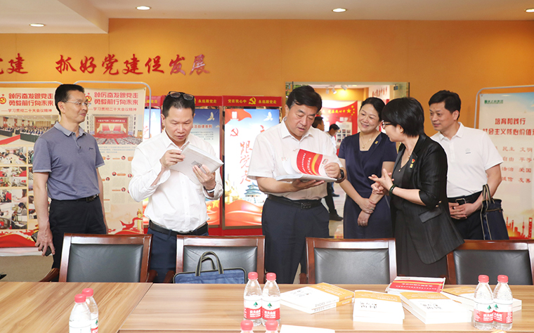 湖南省政协副主席李民一行莅临江南体育在线(中国)官方网站调研指导