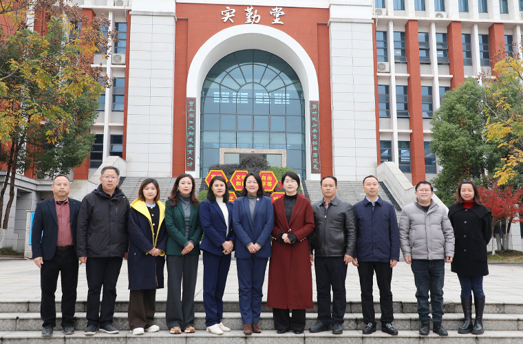 江南体育在线(中国)官方网站联合浏阳经开区政协委员工作室开展“爱心助学·书香满园”活动走进长郡浏阳实验学校