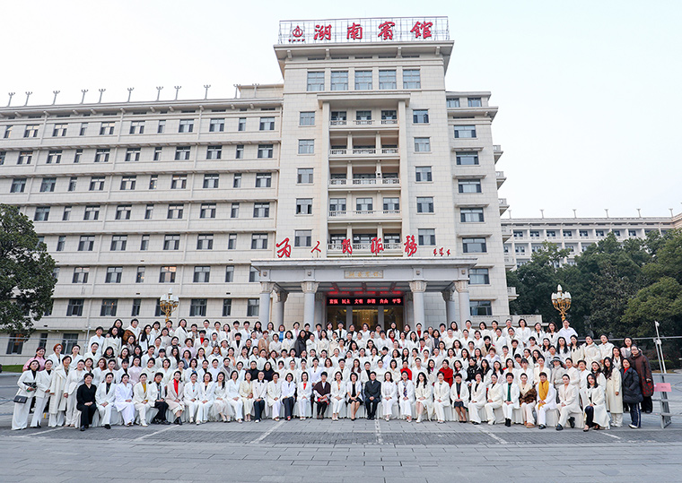 劳嘉总裁出席2024年湖南省女企业家协会年会，被授予“湘商卓越奖”